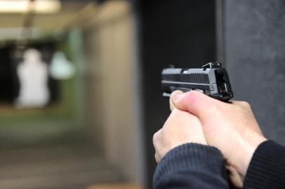  CAXIAS DO SUL, RS, BRASIL, 17/08/2018. Apesar dos debates em redes sociais, os números da Polícia Federal na Serra não demonstram uma corrida dos cidadãos para se armar e nem que o processo seja difícil. 99% dos que tentaram conseguiram comprar uma arma em 2017. Na foto, Samburá Caça e Pesca. (Porthus Junior/Agência RBS)