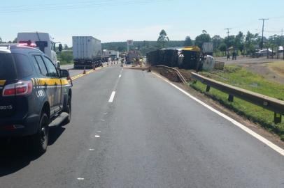 Um caminhão-tanque carregado com uma carga de diesel tombou nesta segunda-feira na BR-386, em Montenegro, no Vale do Taquari. O caso foi registrado no início desta tarde no km 413 da estrada.