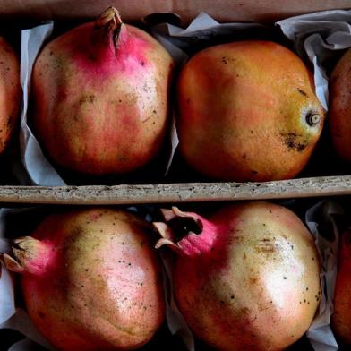  PORTO ALEGRE-RS- BRASIL- 15/04/2019- Frutas exóticas distribuídas pela CEASA. Frutas e legumes comercializados pepa Dico Comercial de Frutas e Legumes, A3. A romã é uma infrutescência da romãzeira (Punica granatum), fruto vulgar no mediterrâneo oriental e médio oriente onde é tomado como aperitivo, sobremesa ou algumas vezes em bebida alcoólica.  FOTO FERNANDO GOMES/ ZERO HORA.