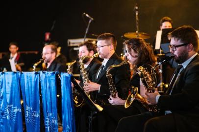 Integrando a programação do Natal Borbulhante, a Orquestra Municipal de Garibaldi irá se apresentar neste domingo. No repertório estão canções como Fly Me To The Moon, de Frank Sinatra e músicas natalinas.