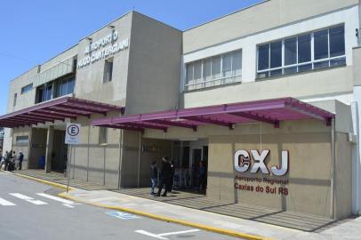 Aeroporto de Caxias do Sul adota nova identidade visual e recebe fachada iluminada. Letreiro exibe a sigla CXJ, que é o código internacional que representa o terminal caxiense