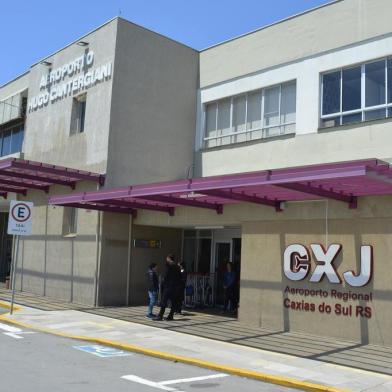 Aeroporto de Caxias do Sul adota nova identidade visual e recebe fachada iluminada. Letreiro exibe a sigla CXJ, que é o código internacional que representa o terminal caxiense