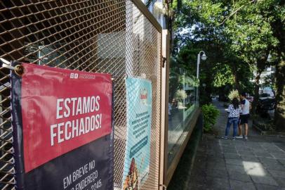  PORTO ALEGRE, RS, BRASIL - 25.11.2019 - Com fechamento de alguns estabelecimentos, rua Padre Chagas muda de perfil. (Foto: Marco Favero/Agencia RBS)