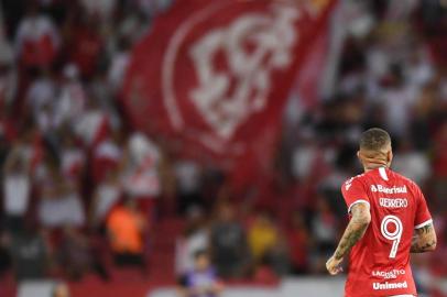 Paolo Guerrero em jogo do Inter contra o Fortaleza, no Beira-Rio