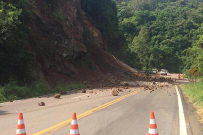  RS-122, entre Farroupilha e São Vendelino, em ponto interrompido por deslizamento de pedras. Nas fotos, visão superior da encosta e ponto de vista da estrada.