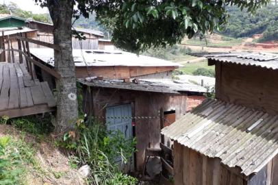 Um homem foi morto a tiros em uma residência na Rua das Torres, no bairro Belo Horizonte.