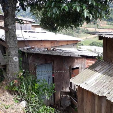 Um homem foi morto a tiros em uma residência na Rua das Torres, no bairro Belo Horizonte.