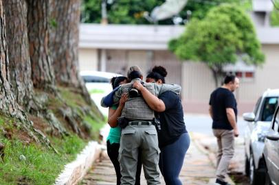  SÉRIO, RS, BRASIL, 26/11/2019- Velório da soldado Marciele. Capitã da PM recebe a mãe de Marciele e familiares. (FOTOGRAFO: FERNANDO GOMES / AGENCIA RBS)