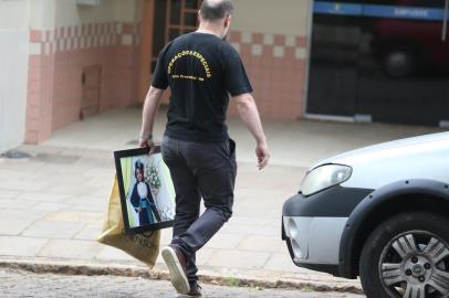  SÉRIO, RS, BRASIL, 26/11/2019- Velório da soldado Marciele. Pai de Marciele carrega uma foto da filha para a capela.  (FOTOGRAFO: FERNANDO GOMES / AGENCIA RBS)