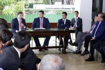 O presidente da Câmara, Rodrigo Maia (DEM-RJ), o presidente do Senado, Davi Alcolumbre e líderes partidários se reúnem com o ministro da Justiça e Segurança Pública, Sergio Moro, para tratar da votação de projeto que estabelece a prisão de condenados após decisão em segunda instância