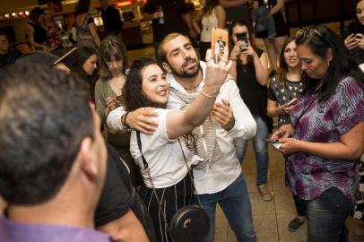 Carcereiros ¿ O Filme tem pré-estreia no BarraShoppingSul, em Porto Alegre, com a participação do ator Kaysar Dadour (FOTO) e do diretor Marçal Aquino num bate-papo.