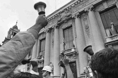 Greve do Magistério estadual em 1987. Professores fazem protesto em frente ao Palácio Piratini.#ENVELOPE: 53736