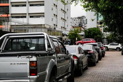 PORTO ALEGRE, RS, BRASIL, 17/10/2019: Veículos apreendidos pela Polícia Federal na operação Lamanai,  empresa Unick suspeita de pirâmide financeira. A rua  Dom João Becker foi fechada pela polícia para colocar os carros apreendidos.   (Foto: Omar Freitas / Agência RBS)Indexador: NGS