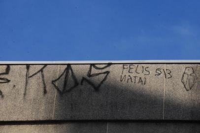  CAXIAS DO SUL, RS, BRASIL (12/07/2017) Poluição Visual. Pichação com linguagem confusa e agressiva polui prédios públicos e privados. Temática Pioneiro. (Roni Rigon/pioneiro)>