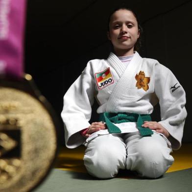  CAXIAS DO SUL, RS, BRASIL (25/11/2019)Carolina Cruz Marcon, de 12 anos, foi campeã de judô, na categoria dos 12 aos 14 anos, nos Jogos Escolares da Juventude de 2019. Ela representa a escola Kuse Dojô, do professor Miguel Kuse e é promessa na modalidade. (Antonio Valiente/Agência RBS)