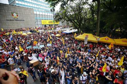  PORTO ALEGRE, RS, BRASIL, 26-11-2019: Assembleia do CPERS em frente ao Palácio do Piratini, na Praça da Matriz em Porto Alegre. Professores e servidores do estado mantiveram a greve (FOTO FÉLIX ZUCCO/AGÊNCIA RBS, Editoria de Notícias).