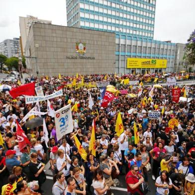  PORTO ALEGRE, RS, BRASIL, 26-11-2019: Assembleia do CPERS em frente ao Palácio do Piratini, na Praça da Matriz em Porto Alegre. Professores e servidores do estado mantiveram a greve (FOTO FÉLIX ZUCCO/AGÊNCIA RBS, Editoria de Notícias).