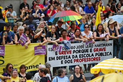  PORTO ALEGRE, RS, BRASIL, 26-11-2019: Assembleia do CPERS em frente ao Palácio do Piratini, na Praça da Matriz em Porto Alegre. Professores e servidores do estado mantiveram a greve (FOTO FÉLIX ZUCCO/AGÊNCIA RBS, Editoria de Notícias).