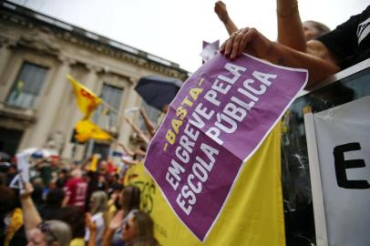  PORTO ALEGRE, RS, BRASIL, 26-11-2019: Assembleia do CPERS em frente ao Palácio do Piratini, na Praça da Matriz em Porto Alegre. Professores e servidores do estado mantiveram a greve (FOTO FÉLIX ZUCCO/AGÊNCIA RBS, Editoria de Notícias).Indexador: Felix Zucco