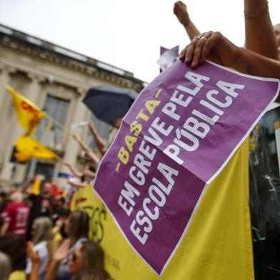  PORTO ALEGRE, RS, BRASIL, 26-11-2019: Assembleia do CPERS em frente ao Palácio do Piratini, na Praça da Matriz em Porto Alegre. Professores e servidores do estado mantiveram a greve (FOTO FÉLIX ZUCCO/AGÊNCIA RBS, Editoria de Notícias).Indexador: Felix Zucco