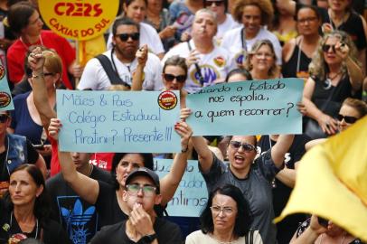  PORTO ALEGRE, RS, BRASIL, 26-11-2019: Assembleia do CPERS em frente ao Palácio do Piratini, na Praça da Matriz em Porto Alegre. Professores e servidores do estado mantiveram a greve (FOTO FÉLIX ZUCCO/AGÊNCIA RBS, Editoria de Notícias).