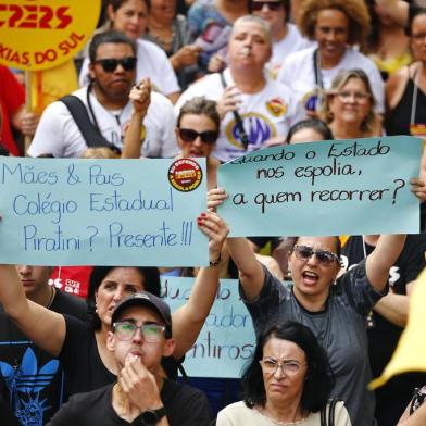  PORTO ALEGRE, RS, BRASIL, 26-11-2019: Assembleia do CPERS em frente ao Palácio do Piratini, na Praça da Matriz em Porto Alegre. Professores e servidores do estado mantiveram a greve (FOTO FÉLIX ZUCCO/AGÊNCIA RBS, Editoria de Notícias).