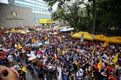  PORTO ALEGRE, RS, BRASIL, 26-11-2019: Assembleia do CPERS em frente ao Palácio do Piratini, na Praça da Matriz em Porto Alegre. Professores e servidores do estado mantiveram a greve (FOTO FÉLIX ZUCCO/AGÊNCIA RBS, Editoria de Notícias).