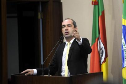  CAXIAS DO SUL, RS, BRASIL, 16/04/2018.  Sessão de julgamento do processo de impeachment do prefeito de Caxias do Sul, Daniel Guerra (PRB), na Câmara de Vereadores. NA FOTO: Rodrigo Beltrão. (Marcelo Casagrande/Agência RBS)