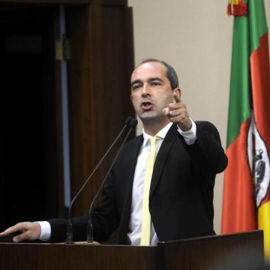  CAXIAS DO SUL, RS, BRASIL, 16/04/2018.  Sessão de julgamento do processo de impeachment do prefeito de Caxias do Sul, Daniel Guerra (PRB), na Câmara de Vereadores. NA FOTO: Rodrigo Beltrão. (Marcelo Casagrande/Agência RBS)