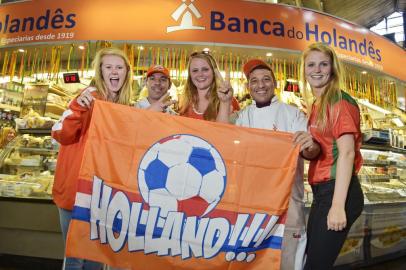 PORTO ALEGRE, RS, BRASIL, 17-06-2014: Torcedores holandeses espalham-se pela cidade de Porto Alegre, um dia antes da partida entre Holanda e Austrália pela Copa do Mundo FIFA. Na foto, as irmãs Laurine, Svenja e Joëllem Koot (FOTO FÉLIX ZUCCO/AGÊNCIA RBS, Editoria de Copa do Mundo).