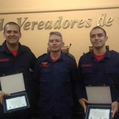 Na foto:Allessandro Pereira Righi, tenente-coronel Julimar Fortes Pinheiro, e Jhonatan de Figueiredo Marques