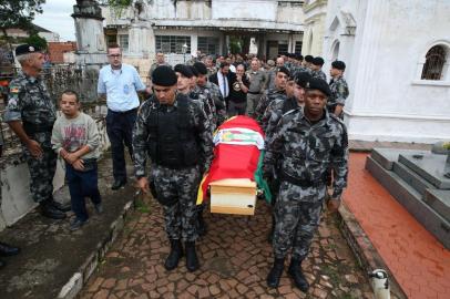  CACHOEIRA DO SUL, RS, BRASIL - 26.11.2019 - Um confronto entre a Brigada Militar e um grupo que teria roubado carros deixou quatro mortos na tarde desta segunda-feira (25), em Sério, no Vale do Taquari. Três criminosos e uma policial militar, a soldado Marciele Renata dos Santos Alves, 28 anos, natural de Cachoeira do Sul, que estava desde 2012 na corporação e servia no Pelotão de Operações Especiais de Santa Cruz do Sul morreram. Na foto: sepultamento da PM em Cachoeira do Sul. (Foto: Fernando Gomes/Agencia RBS)