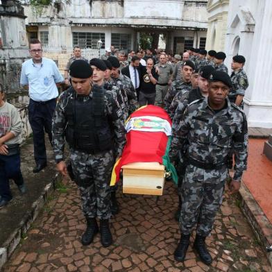  CACHOEIRA DO SUL, RS, BRASIL - 26.11.2019 - Um confronto entre a Brigada Militar e um grupo que teria roubado carros deixou quatro mortos na tarde desta segunda-feira (25), em Sério, no Vale do Taquari. Três criminosos e uma policial militar, a soldado Marciele Renata dos Santos Alves, 28 anos, natural de Cachoeira do Sul, que estava desde 2012 na corporação e servia no Pelotão de Operações Especiais de Santa Cruz do Sul morreram. Na foto: sepultamento da PM em Cachoeira do Sul. (Foto: Fernando Gomes/Agencia RBS)