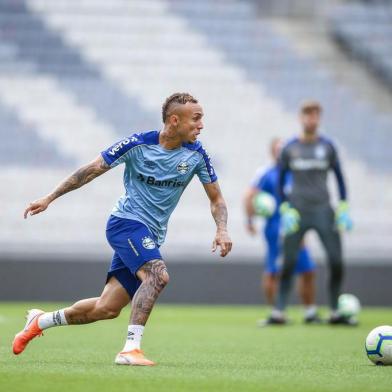 RS - FUTEBOL/TREINO GREMIO  - ESPORTES - Jogadores do Gremio realizam treino durante a tarde desta terca-feira, na Arena da Baixada, em Curitiba, na preparaÃ§Ã£o para o Campeonato Brasileiro 2019. FOTO: LUCAS UEBEL/GREMIO FBPA