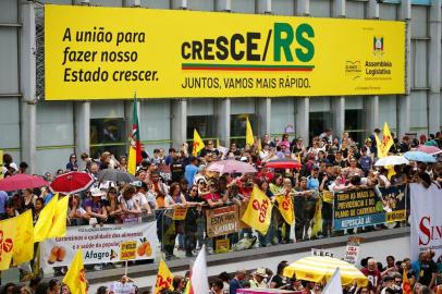  PORTO ALEGRE, RS, BRASIL, 26-11-2019: Assembleia do CPERS em frente ao Palácio do Piratini, na Praça da Matriz em Porto Alegre. Professores e servidores do estado mantiveram a greve (FOTO FÉLIX ZUCCO/AGÊNCIA RBS, Editoria de Notícias).