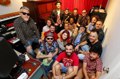  PORTO ALEGRE, RS, BRASIL 25/11/2019 - Show coletivos de todos os blueseiros de Porto Alegre. Bluseiros reunidos na frente do Estúdio do Arco. (FOTO: ROBINSON ESTRÁSULAS/AGÊNCIA RBS)