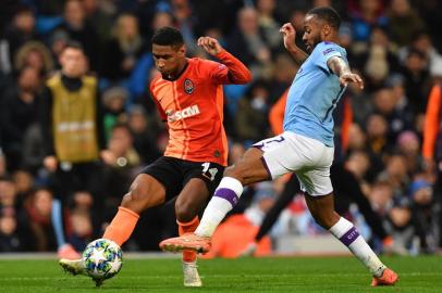  Manchester City's English midfielder Raheem Sterling (R) challenges Shakhtar Donetsk's Brazilian forward Tete (L) during the UEFA Champions League football Group C match between Manchester City and Shakhtar Donetsk at the Etihad Stadium in Manchester, north west England on November 26, 2019. (Photo by Paul ELLIS / AFP)Editoria: SPOLocal: ManchesterIndexador: PAUL ELLISSecao: soccerFonte: AFPFotógrafo: STF