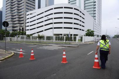  PORTO ALEGRE, RS, BRASIL, 27/11/2019- Policiamento e bloqueios nos arredores do TRF4 ára o julgamento do Ex-Presidentes Lula.(FOTOGRAFO: RONALDO BERNARDI / AGENCIA RBS)