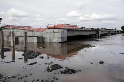  PORTO ALEGRE, RS, BRASIL - 2019.11.07 - Nível da água do Guaíba em relação ao trecho da nova ponte que ficou mais baixa. (Foto: ANDRÉ ÁVILA/ Aência RBS)Indexador: Andre Avila