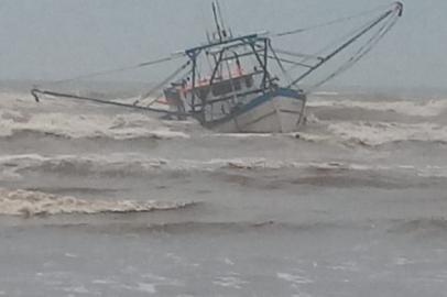 Barco de pescadores encalha em Cidreira a 300 metros da costa