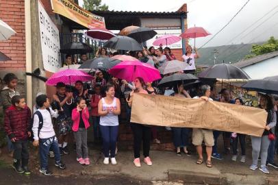 Pais e alunos protestam por conserto em muro com rachadura que verte esgoto, em escola de Porto Alegre.