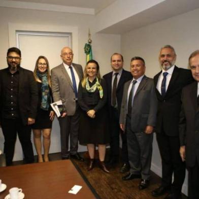 Reunião com Katiane de Fátima Gouvêa (centro, sem óculos) e Osmar Terra.