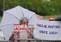 Manifestantes realizam ato de apoio a Lula no entorno do TRF4