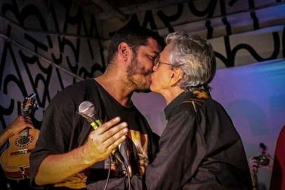 Caetano Veloso e Criolo se beijam no palco de festival de música em São Paulo