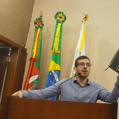 Vereador Rafael Bueno (PDT) leva Bíblia à tribuna e critica evangélicos