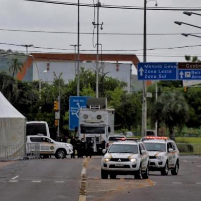  PORTO ALEGRE, RS, BRASIL, 27/11/2019. Policiais durante cerco no entorno do Tribunal Regional Federal da 4ª Região (TRF4) durante o julgamento de recursos do ex-presidente Luiz Inácio Lula da Silva no âmbito da Operação Lava-Jato. Foto: Lauro Alves/Agência RBS