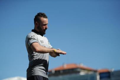 CAXIAS DO SUL, RS, BRASIL, 10/121/2018. Treino do Juventude no estádio Alfredo Jaconi. O Ju está se preparando para o campeonato gaúcho 2019. Na foto, preparador físico Rodrigo Squinalli. (Porthus Junior/Agência RBS)