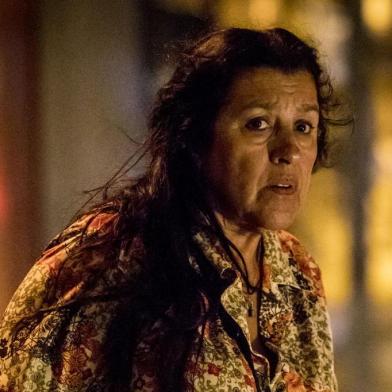 Eis a primeira foto de Regina Casé como a protagonista Lurdes em Amor de Mãe, próxima novela das 21h da Globo. No início da história, ela deixará a fictícia cidade de Malaquitas, no Rio Grande do Norte, e viajará para o Rio de Janeiro em busca do filho Domênico (Humberto Carrão), vendido pelo pai aos dois anos. A personagem também será mãe de Magno (Juliano Cazarré), Ryan (Thiago Martins), Érica (Nanda Costa) e Camila (Jéssica Ellen). A trama, escrita por Manuela Dias com direção de José Luiz Villamarim, deve estrear em novembro.