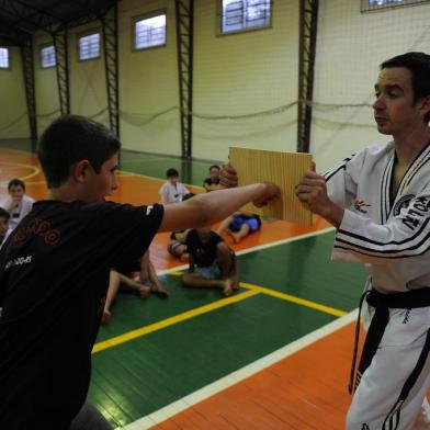  GRAMADO, RS, BRASIL, 27/11/2019 - Projeto Guerreiros da Pena e da Paz, de Gramado, leva o taekwondo para crianças da Escola Pedro Zucolotto, do bairro Três Pinheiros. O responsável pel projeto é o professor de artes marciais, Gustavo Schneider. (Marcelo Casagrande/Agência RBS)