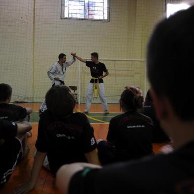  GRAMADO, RS, BRASIL, 27/11/2019 - Projeto Guerreiros da Pena e da Paz, de Gramado, leva o taekwondo para crianças da Escola Pedro Zucolotto, do bairro Três Pinheiros. O responsável pel projeto é o professor de artes marciais, Gustavo Schneider. (Marcelo Casagrande/Agência RBS)